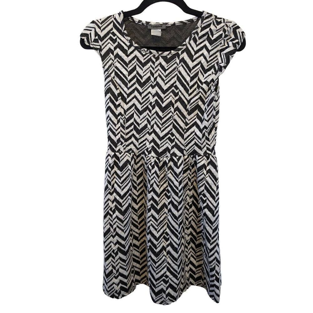 Trendyland Black and White Chevron Dress Short Sleeve Round Neck Women's Size Me